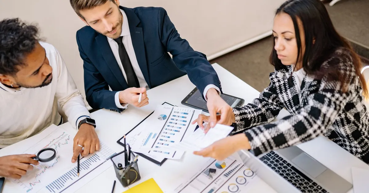 Comprar lista de empresas vale a pena? Riscos, armadilhas e o que fazer em vez disso